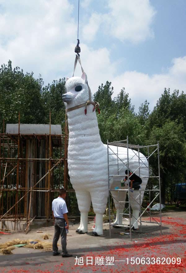 济宁羊驼玻璃钢雕塑高度8米