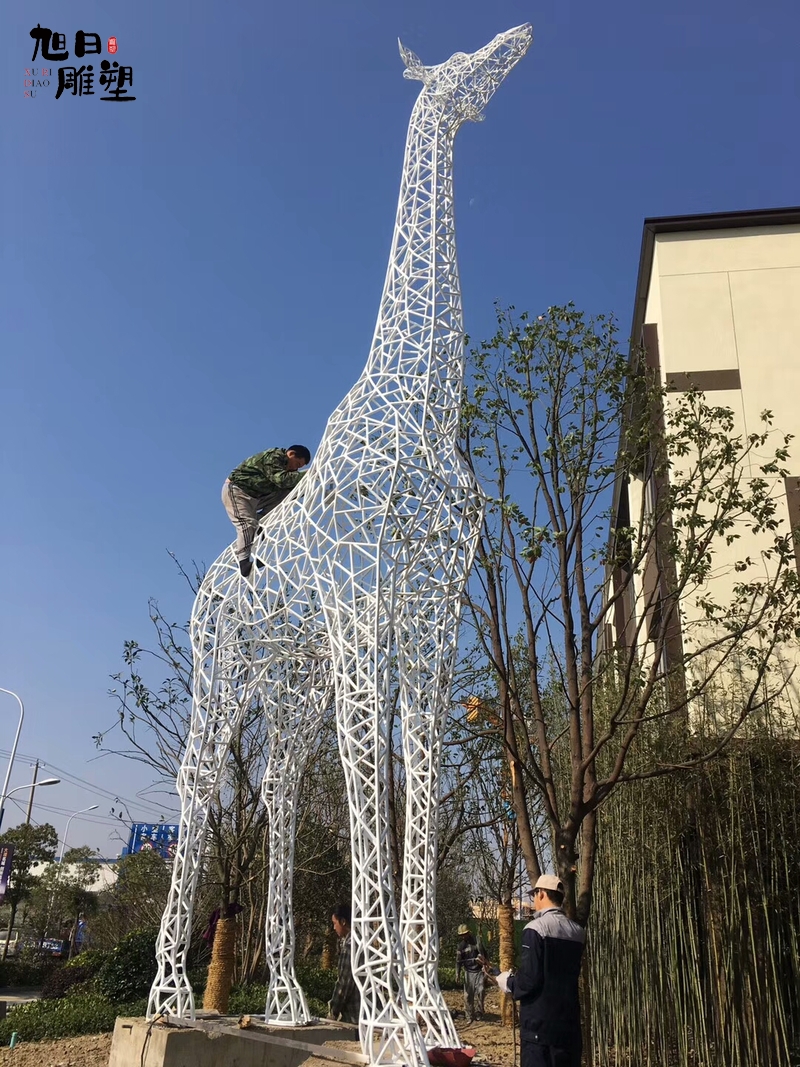 青岛不锈钢雕塑304材质高度12米